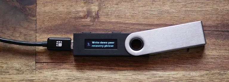 اندازه کوچک و قابل حمل لجر نانو اس (Ledger Nano S)